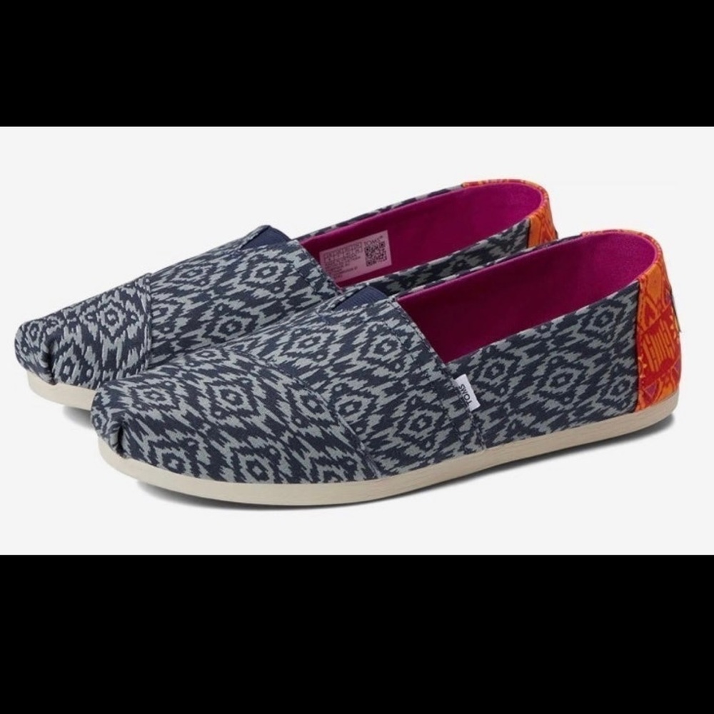 NEW never worn.
TOMS Women’s Navy Ikat Diamond alpargata shoes.
Size 12